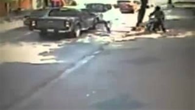 بالفيديو.. سائق يدهس لصين بعدما هاجموه