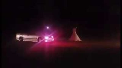 بالفيديو.. عريس يستعرض مهاراته في قيادة السيارات خلال حفل زفافه