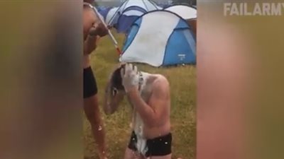 بالفيديو.. شباب يضعون صديقهم في موقف محرج أثناء غسل شعره