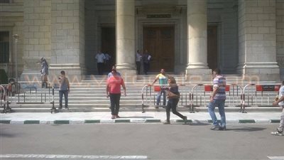 بالصور.. الأمن يغلق قبة جامعة القاهرة تحسبًا لتظاهرات طلاب 