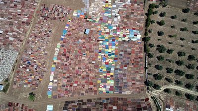 نشر 25 ألف سجادة في العراء لزيادة قيمتها (صور)