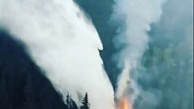 طائرة تخمد حريقا في غابة برمية واحدة (فيديو وصور)