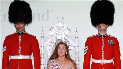 لحظة اقتحام والدة الفائزة بملكة جمال إنجلترا المسرح (فيديو وصور)