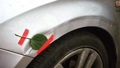 بالصور.. أطرف طرق أصحاب السيارات في إصلاح الأعطال