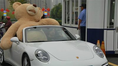 بالصور.. شاب غني فشل في الفوز بقلب فتاة بـ«دب» ضخم