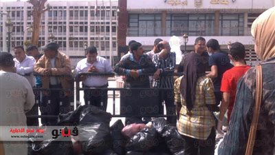 6إبريل بنى سويف تحتج بإلقاء القمامة أمام ديوان المحافظة