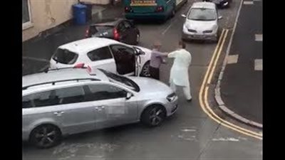 بالفيديو والصور.. أغرب مشاجرة بين سائقي سيارة في بريطانيا