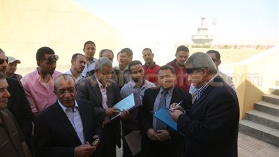 بالصور.. وزير الرياضة يطالب بسرعة تطوير ملاعب منتدى شباب أسيوط