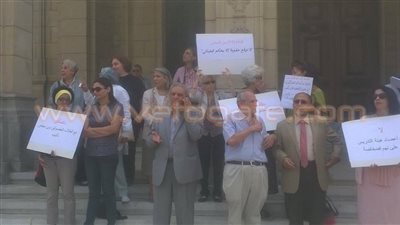 بالفيديو والصور..وقفة لأساتذة الجامعات أمام قبة جامعة القاهرة