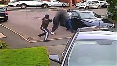 بالفيديو والصور.. لحظة مهاجمة بلطجيين سائق سيارة BMW