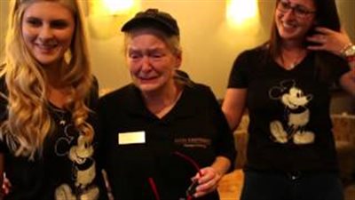 بالفيديو.. طالبتان يحققان حلم سيدة أمريكية