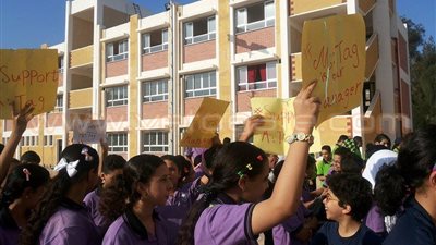 أولياء أمور يتظاهرون احتجاجا على نقل مدير مدرسة بدمياط