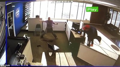 أغبى لص يفقد سلاحه ثم يسقط سرواله (فيديو وصور)