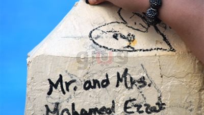 ذكريات العشاق تنتقل من «جسر فرنسا» إلى «صخور عجيبة» بالنحت (صور)