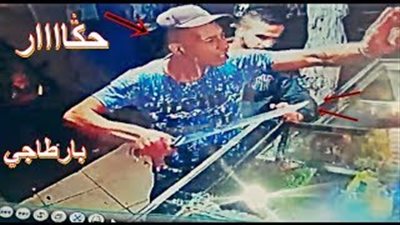 بالفيديو.. لحظة اعتداء لص على صاحب محل بساطور