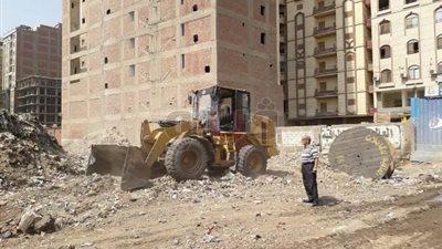 رفع القمامة ومخلفات البناء بمنطقة موقف المنصورة في الشرقية (صور)
