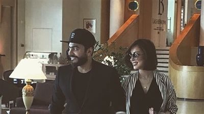 تامر حسني وزوجته يخطفان الأنظار بـ«جينز ممزق» في لبنان