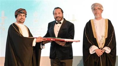 وزيرة الثقافة تكرم الحجار لحصوله على جائزة 