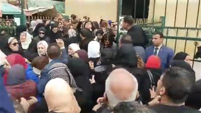 إغماء مايا مرسي في جنازة نجلها| فيديو