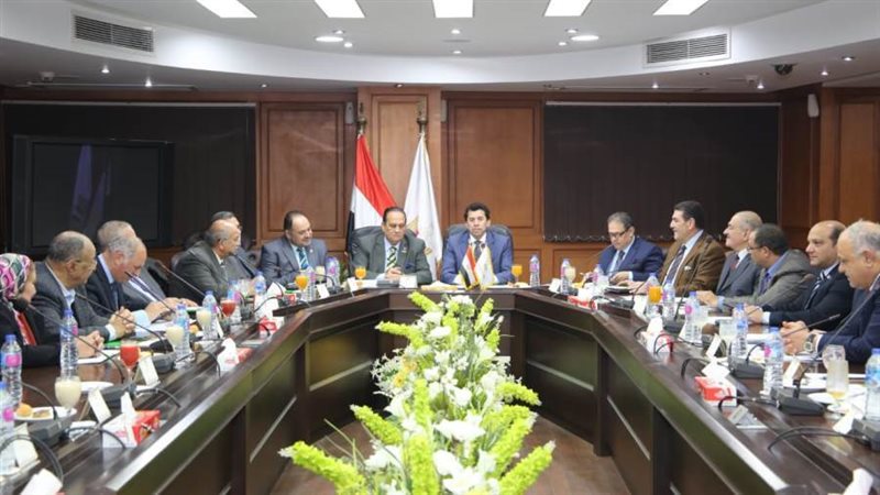 وزير الرياضة يجتمع