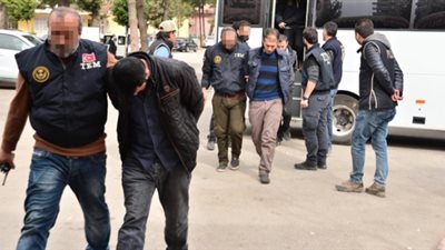 تركيا «جنة الإرهابيين».. كاتبة أمريكية تكشف طرق عبور عناصر داعش لبلاد أردوغان.. 50 دولارا مقابل الفرار من العراق وسوريا إلى إسطنبول.. والعناصر الفارة تختار بين العودة أو الاستقرار