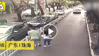 امرأة تدهس أخرى بطريقة مروعة (فيديو)