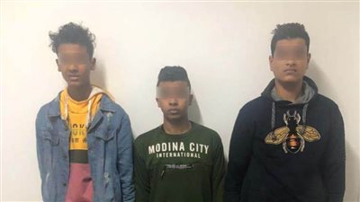 كاميرات المراقبة تكشف 3 عمال سرقوا خزينة من داخل شركة بعابدين