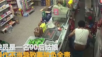 لحظة اقتحام سيارة تقودها فتاة سوبر ماركت (فيديو)