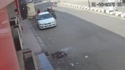 لحظة سرقة حقيبة امرأة في وضح النهار بالأقصر (فيديو)