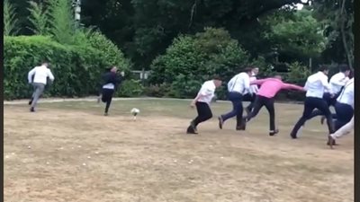 رد فعل صادم لأصدقاء عريس لحظة رميه باقة الزهور (فيديو)