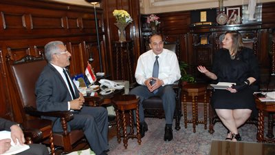 عصام فايد يستعرض مهرجان التمور مع مستشار الزراعة الإماراتي