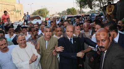 بالصور.. وزير التموين ومحافظ القاهرة يتفقدان سوق العبور