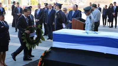 الرئيس الإسرائيلي يضع إكليل زهور على نعش «بيريز»