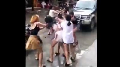 مشاجرة عنيفة بين مجموعة من الفتيات وسط الشارع (فيديو)
