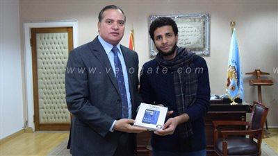 رئيس جامعة سوهاج يسلم هواتف للفائزين بجائزة وزير الاتصالات