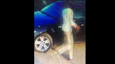 لحظة الاعتداء على مسنة وسرقة سيارتها (فيديو)