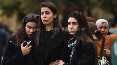 بكاء أصدقاء نجل مايا مرسي في جنازته| صور