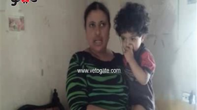 أم تناشد المسئولين لعلاج طفلها المصاب بالسكر وعدم القدرة على الحركة