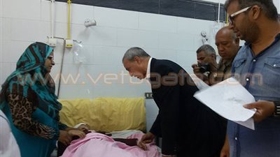 بالفيديو .. محافظ قنا يطمئن على مصابي حادث تصادم قفط