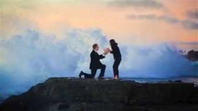 بالفيديو.. موجة عالية تفسد طلب زواج شاب بحبيبته