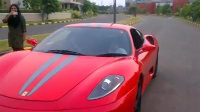 بالفيديو.. طفل يقود سيارة 