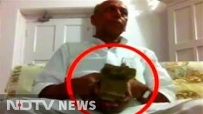 بالفيديو.. لقطات ترصد حصول وزير هندي على رشوة