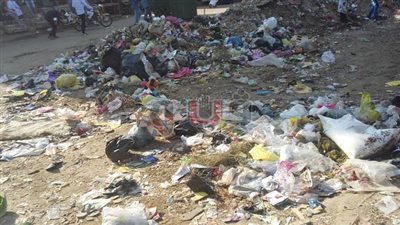بالصور.. أكوام القمامة تغزو شوارع بني سويف.. الأهالي: غياب جامعي «الزبالة» السبب.. المحافظ يكلف الروبي بمشروع النظافة.. ويؤكد: ندرس تحويل المخلفات لمورد اقتصادي
