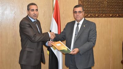 الصندوق الاجتماعي يوقع عقد رصف طرق مع الفيوم بـ7 ملايين جنيه