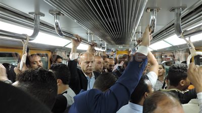 بالصور.. مدير شرطة النقل يتفقد الحالة الأمنية بالمترو