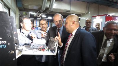 تشغيل ماكينة آلية لصرف «الفكة» بمترو الشهداء(صور)