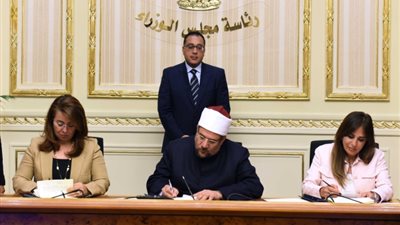 مدبولي يشهد توقيع ٣ اتفاقيات بمجلس الوزراء.. تعاون بين الأوقاف والإسكان والتضامن لتمويل «سكن كريم».. إنشاء مجتمعات للإبداع التكنولوجي بالجامعات المصرية.. تقييم المنشآت البترولية والثروة المع