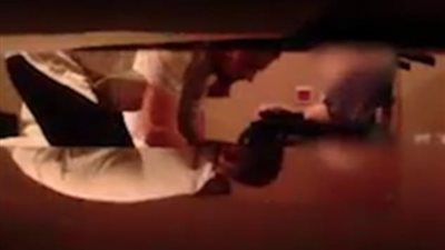 بالفيديو والصور.. عاملان في دار رعاية المسنين يعتديان على عجوز