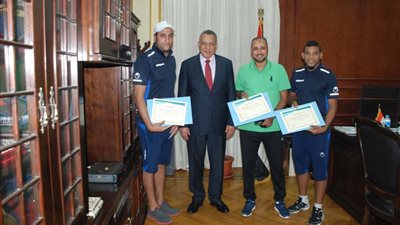 محافظ الجيزة يكرم لاعبين من منتخب مصر لكرة القدم للصم
