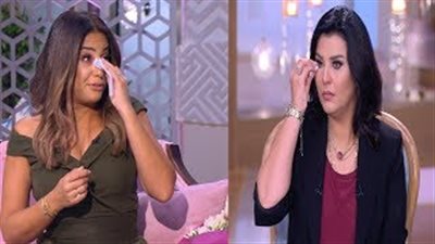 بالفيديو.. بكاء هند صبري بسبب رسالة فتاة عن مرض والدتها بالسرطان